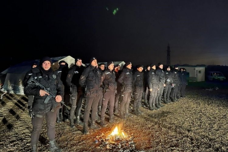 İstanbul polisi 3 yaşındaki kız &ccedil;ocuğunu enkazdan b&ouml;yle &ccedil;ıkardı