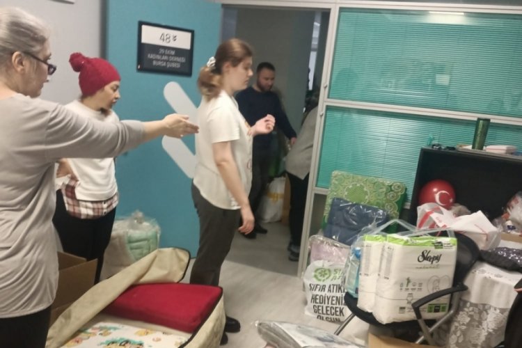 Bursa'da 29 Ekim Kadınları Derneği depremzedeler i&ccedil;in yardım topluyor