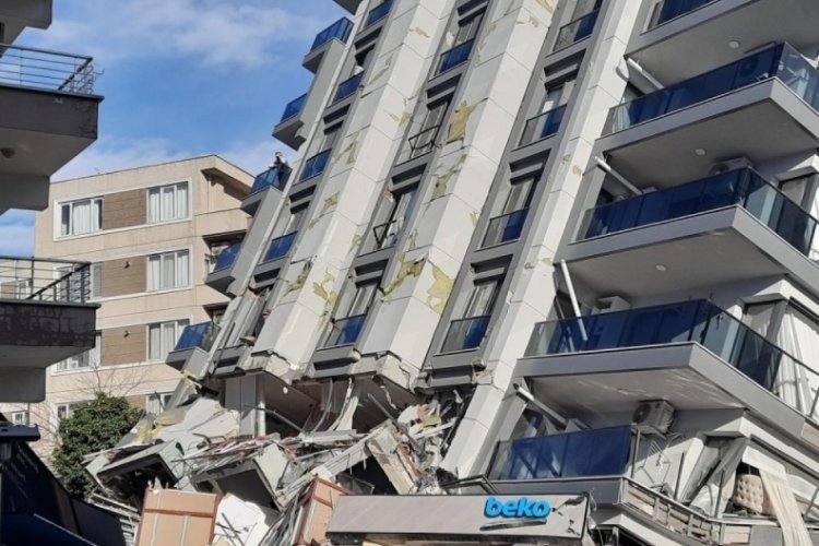 Depremde yıkılan binaların i&ccedil;inde kurtarılmayı beklediler