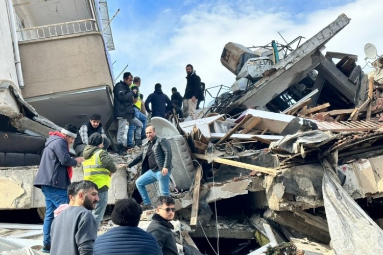 13 yaşındaki G&ouml;knur Bayraktar enkazdan &ccedil;ıkarıldı