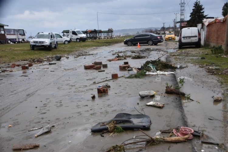 Sinop'ta 3 metrelik dalgalar yola taştı