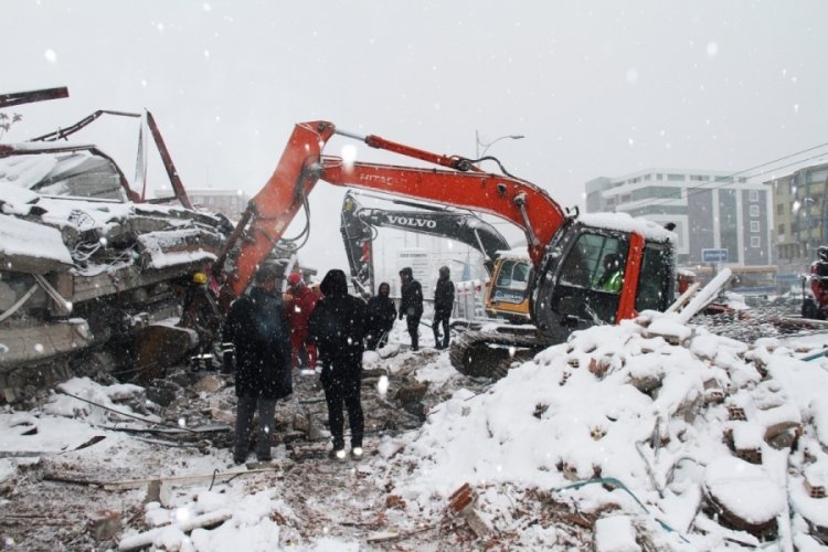 Malatya'da kar altında zamanla yarış