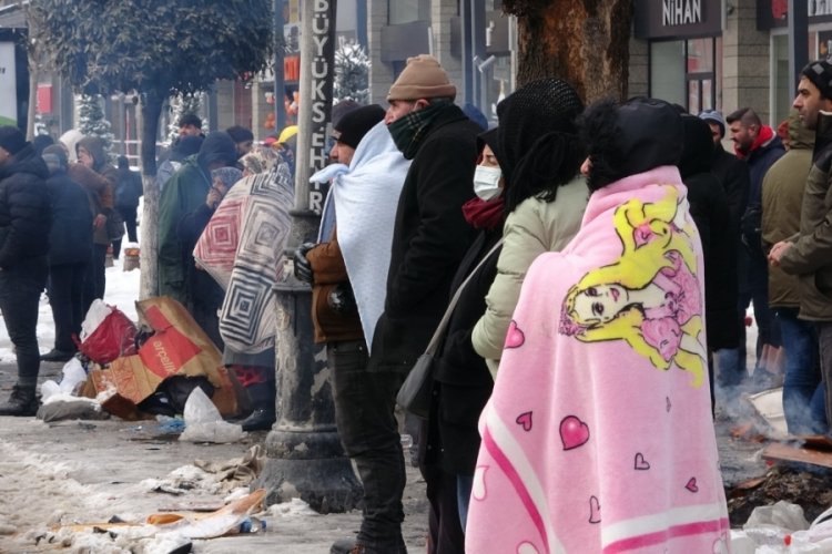 Enkazın altında bulunan duvar saati 04.17'de durmuş