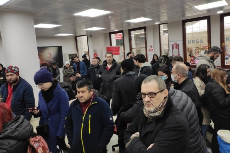 Bursalı vatandaşlar kan vermek i&ccedil;in sıra bekliyor