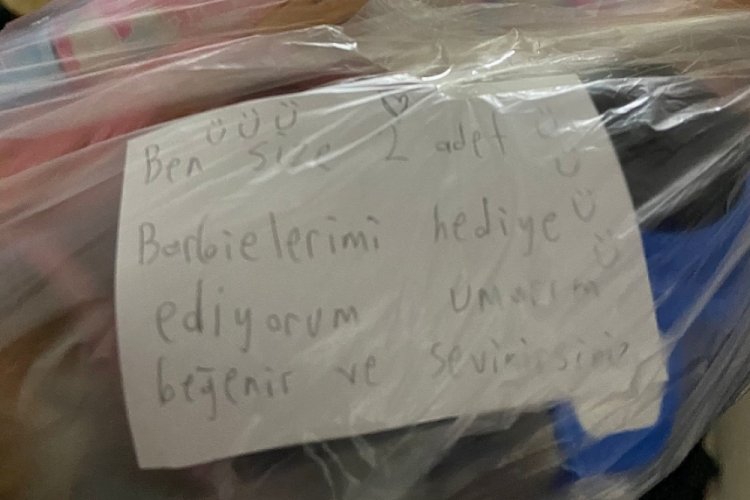 Afet b&ouml;lgesine yardımlar devam ediyor: K&uuml;&ccedil;&uuml;k kızın notu y&uuml;rekleri ısıttı