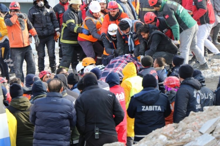 Gaziantep'te 34 saat sonra enkaz altından 2 kız kardeş sağ &ccedil;ıkarıldı