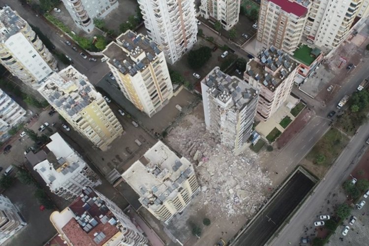 Adana'da bir binanın sadece yarısı yıkıldı