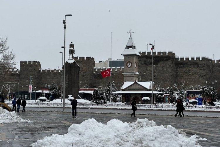 Kayseri'de bayraklar yarıya indirildi