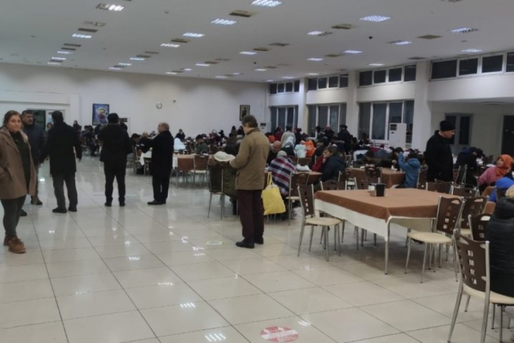 &Uuml;niversiteler depremzedelerin evi oldu
