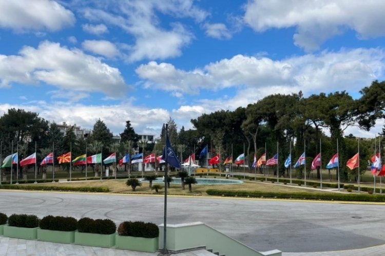 NATO Karargahlarında bayraklar yarıya kadar indirildi