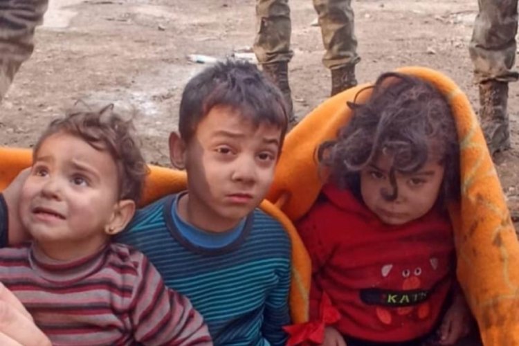Hatay'da Suriyeli 3 kardeş enkazdan sağ &ccedil;ıkarıldı
