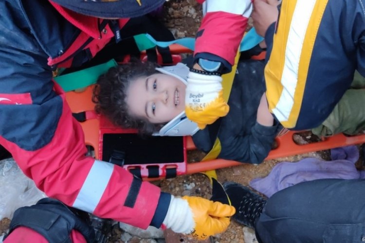 6 yaşındaki k&uuml;&ccedil;&uuml;k Eymen enkazdan 37 saat sonra sağ olarak kurtarıldı
