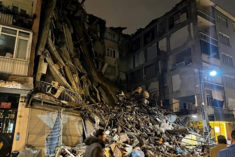 Deprem &ouml;l&uuml; sayısı 5 bin 894 oldu