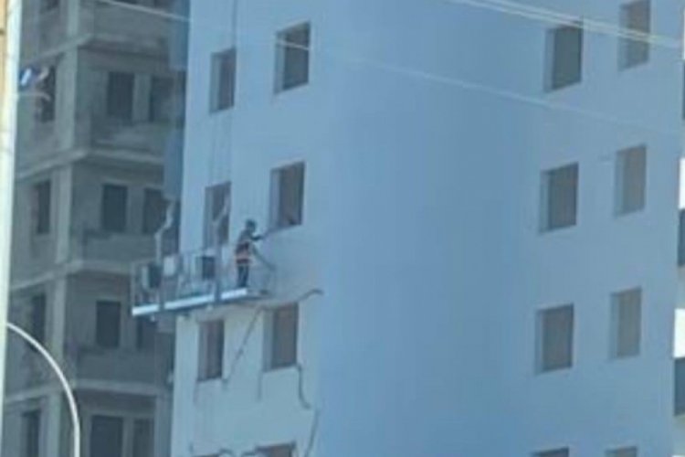 Adana'da depremden etkilenen binanın &ccedil;atlakları sıvayla kapatıldı