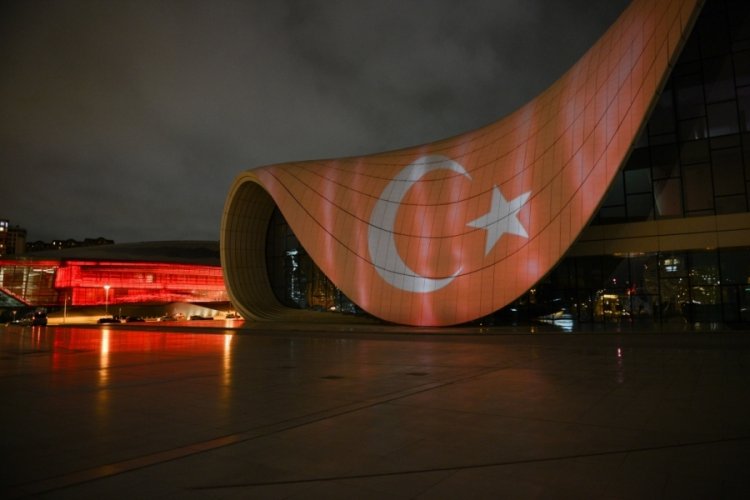 Haydar Aliyev Merkezi'ne T&uuml;rk bayrağı sil&uuml;eti yansıtıldı