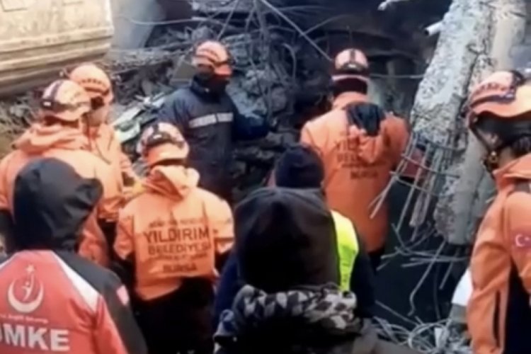 Bursa'dan giden ekip 45 saat sonra yaşlı adamı enkazdan &ccedil;ıkardı