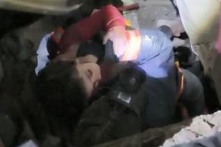Kahramanmaraş'ta 8 yaşındaki Abdullah 45 saat sonra enkazdan &ccedil;ıkarıldı