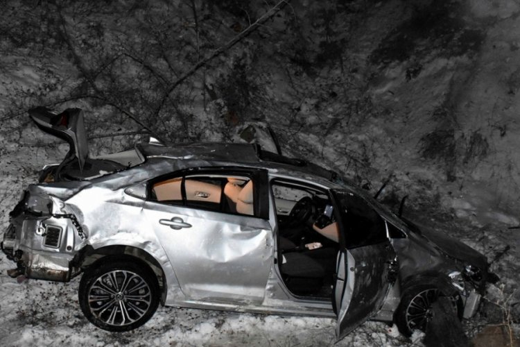 Kırıkkale'de otomobil şarampole devrildi: Depremzedeler i&ccedil;indeydi