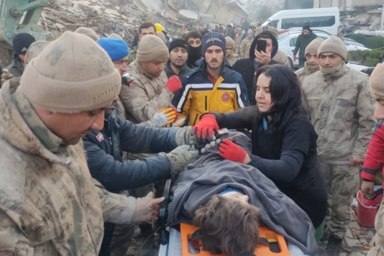 Hatay'dan sevindirici haber: 51 saat sonra 5 yaşındaki kız &ccedil;ocuğu sağ kurtarıldı