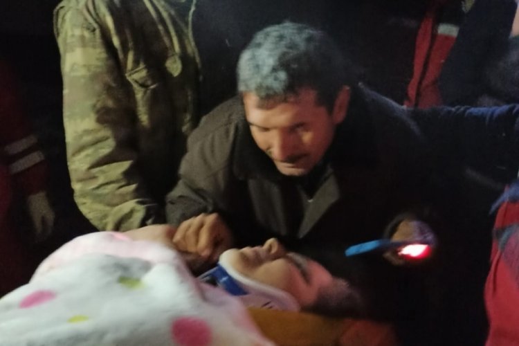 Hatay'da 43 saat sonra Fethiye Ekizoğlu enkazdan sağ olarak &ccedil;ıkarıldı