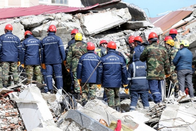 Azerbaycan arama kurtarma ekipleri 16 kişiyi enkaz altından kurtardı