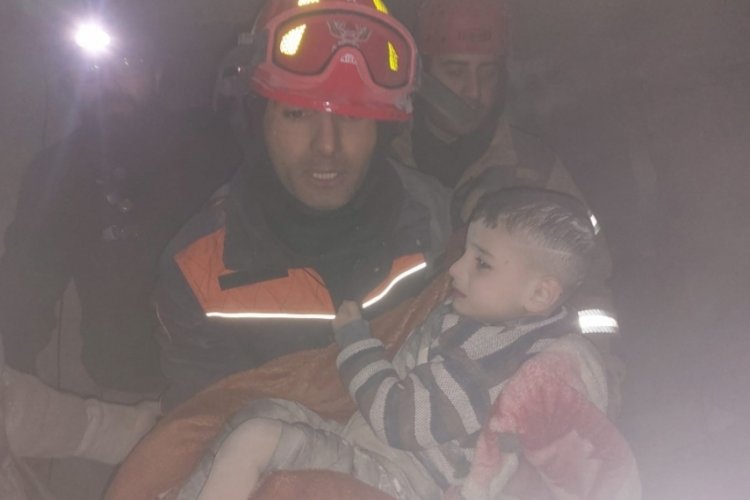 Hatay'da 2'si &ccedil;ocuk 3 depremzede kurtarıldı