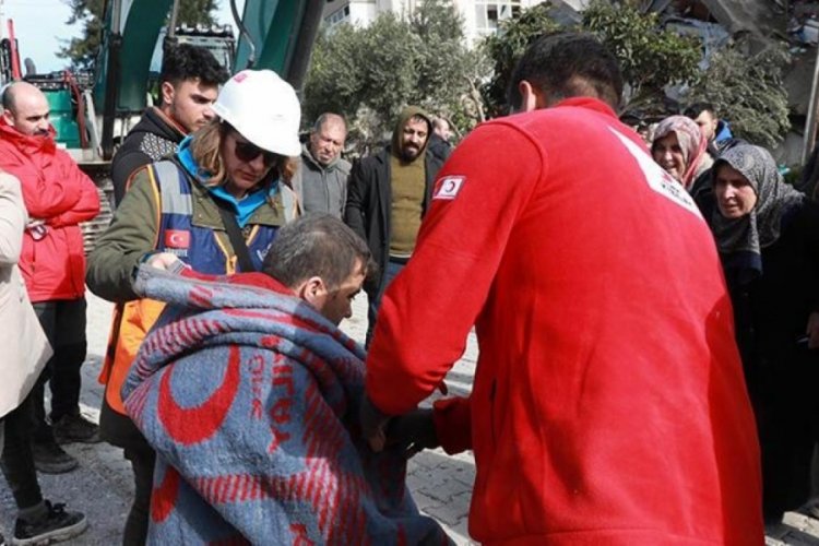 Kızılay deprem b&ouml;lgesinde &ccedil;alışmalarını s&uuml;rd&uuml;r&uuml;yor