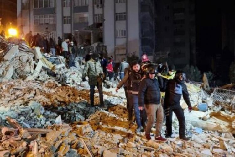 Adana'da &ccedil;&ouml;ken binanın enkazından 4 kişinin cansız bedeni &ccedil;ıkarıldı