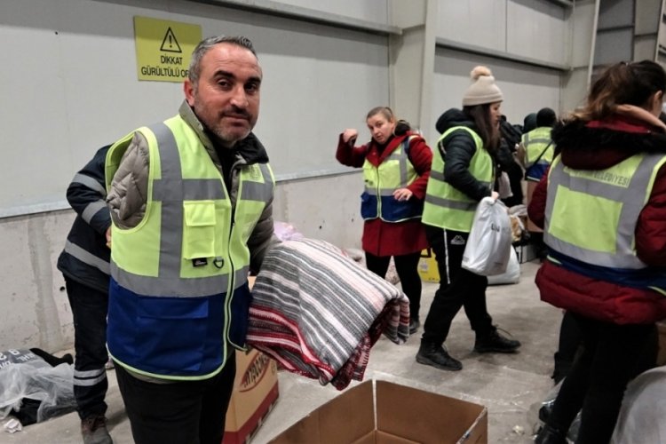 Bursa'da tek koluyla depremzedelere yardım ediyor