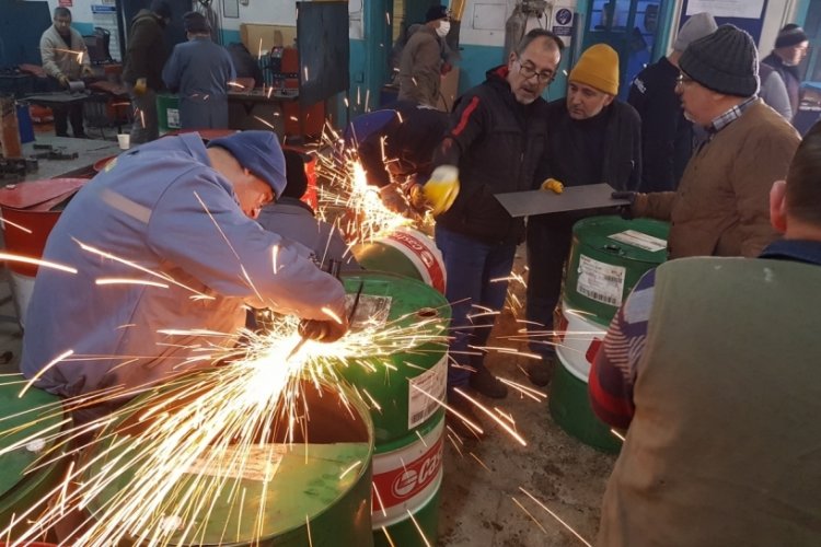 Balıkesir'de &ouml;ğretmenler depremzedeler i&ccedil;in soba &uuml;retimi yapıyor
