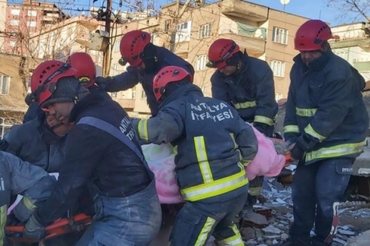 Hatay'da enkazdan bir bebek kurtarıldı