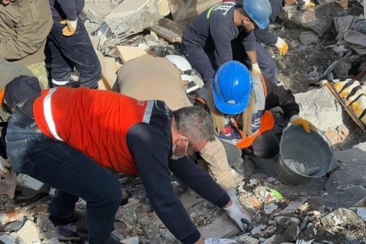 Hatay'da 65 yaşındaki kadın enkazdan sağ olarak kurtarıldı