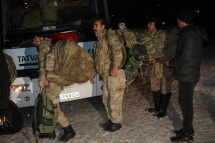 Hatay'da g&uuml;venlik korucuları, 18 kişiyi enkaz altından kurtardı