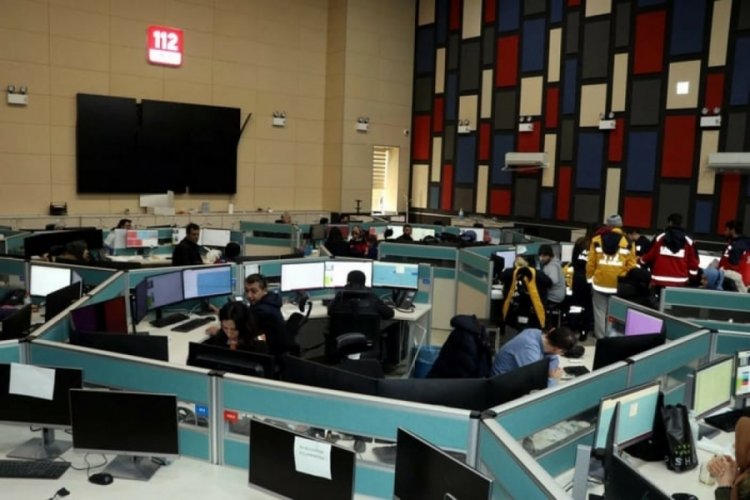 Kahramanmaraş'ta 112 ekibinin mesaisi hasarlı binada devam ediyor