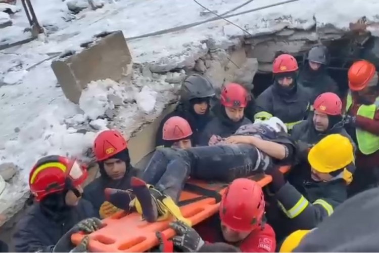 38 yaşındaki kadın enkazdan sağ &ccedil;ıkarıldı