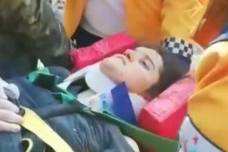 Adıyaman'da enkaz altında kalan K&uuml;bra Ecrin kurtarıldı