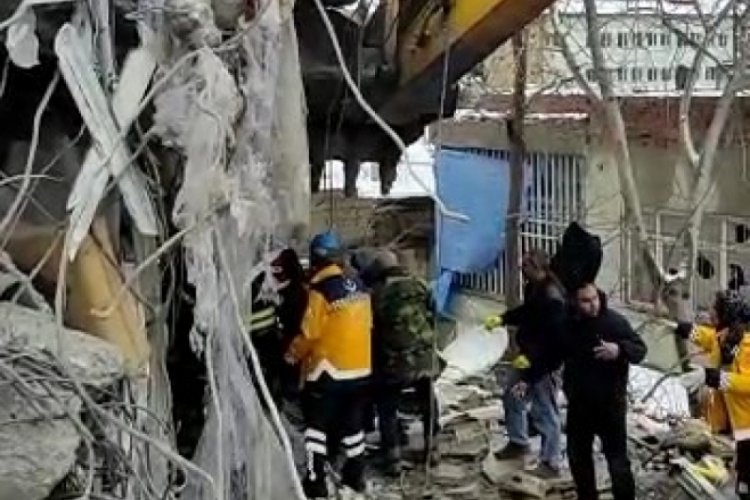 Adıyaman'da baba ve oğul 54 saat sonra enkazdan &ccedil;ıkarıldı