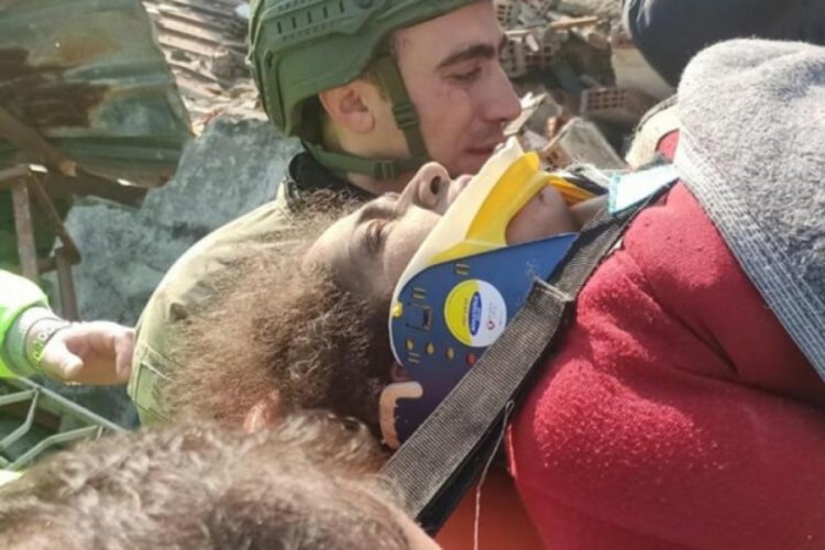 Hatay'da 53 saat sonra enkazdan sağ &ccedil;ıkarıldı