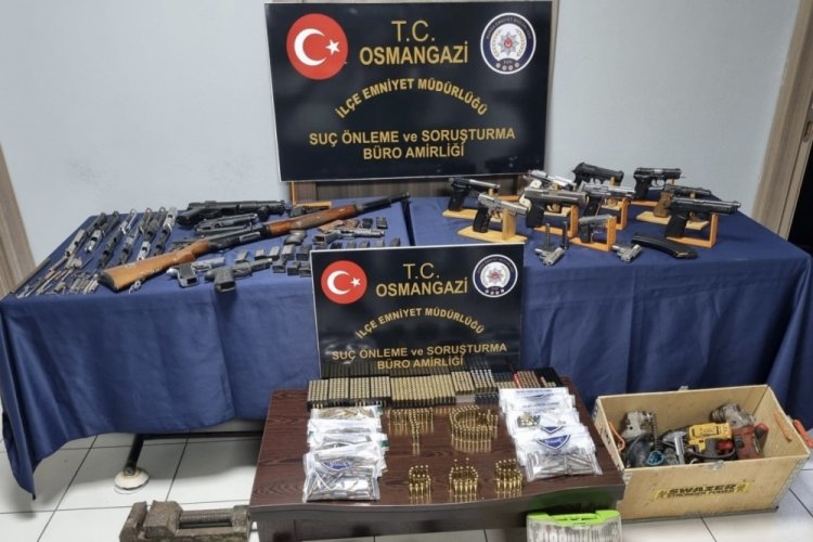 Bursa'da polis ekiplerince baskın atılan ev silah at&ouml;lyesi &ccedil;ıktı