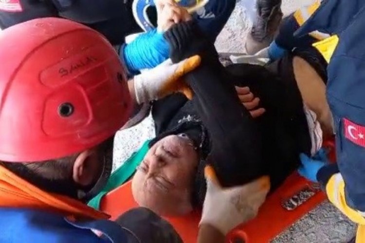 Hatay'dan sevindiren haber: 80 yaşındaki kişi sağ &ccedil;ıkarıldı