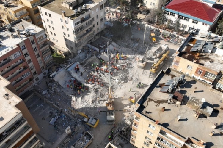 Şanlıurfa'da depremde 114 vatandaşın &ouml;ld&uuml;ğ&uuml; binalar havadan g&ouml;r&uuml;nt&uuml;lendi