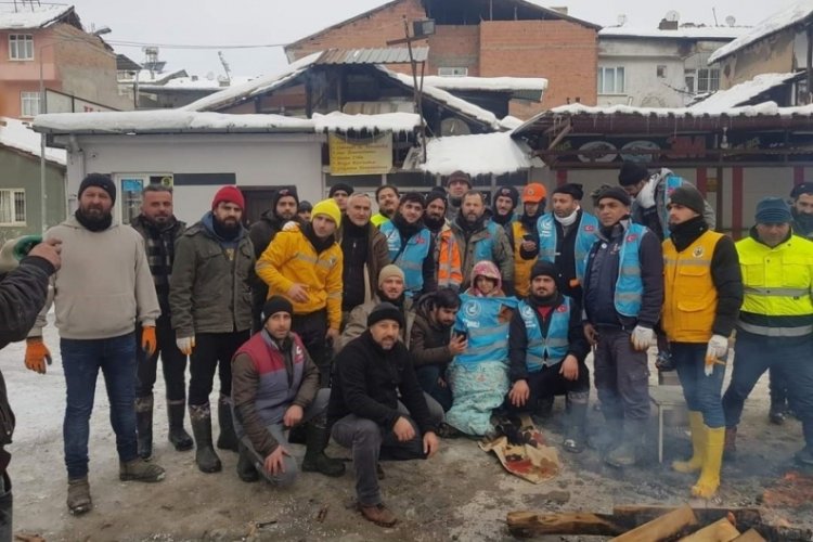 Sinoplu vatandaşlar deprem b&ouml;lgesinde hayat kurtarıyor