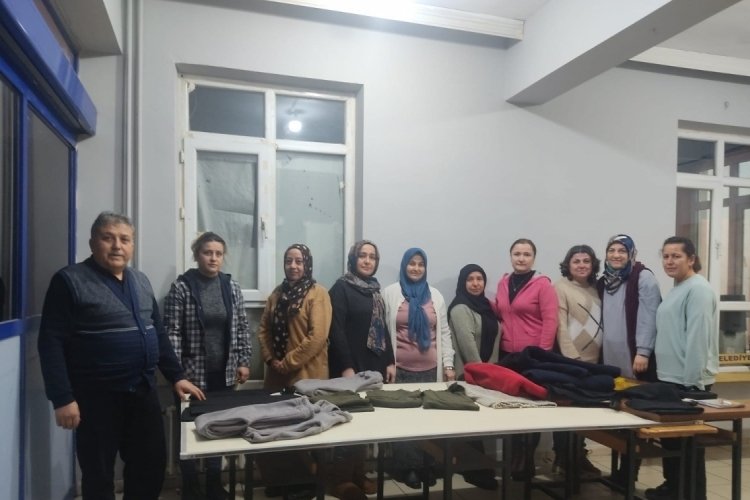 Zonguldak'ta kursta dikilen kıyafetler depremzedelere gidecek