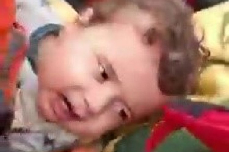 D&uuml;zceli ekipler 1'i bebek 2 kişiyi enkazdan canlı olarak &ccedil;ıkarttı