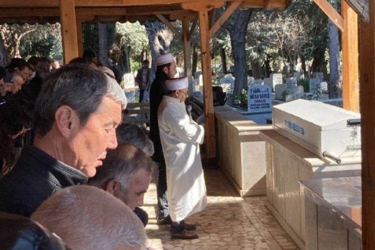 Depremde hayatını kaybedenler son yolculuğuna uğurlandı
