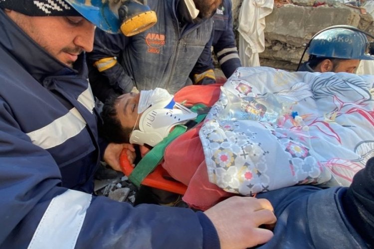 Adıyaman'da bir kişi 59 saat sonra enkazdan &ccedil;ıkarıldı