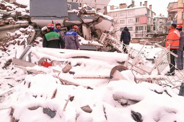 Bursa Osmangazi Belediyesi ekipleri, Irmak Durak depremden 42 saat sonra &ccedil;ıkardı
