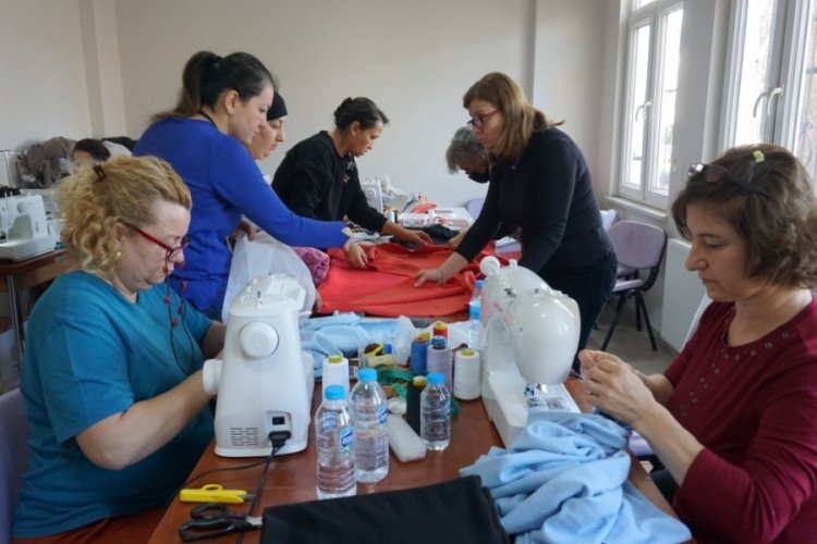 Edirneli kadınlar, depremzedeleri sıcak tutacak kıyafetler dikiyor