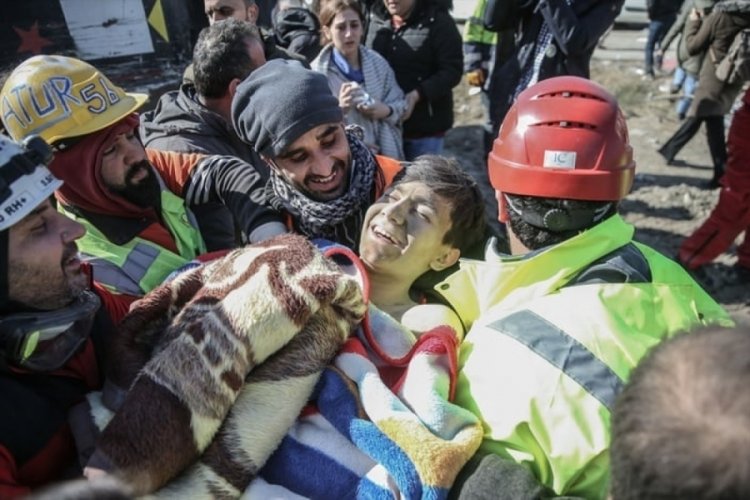 Hatay'da 16 yaşındaki &ccedil;ocuk enkazdan kurtarıldı
