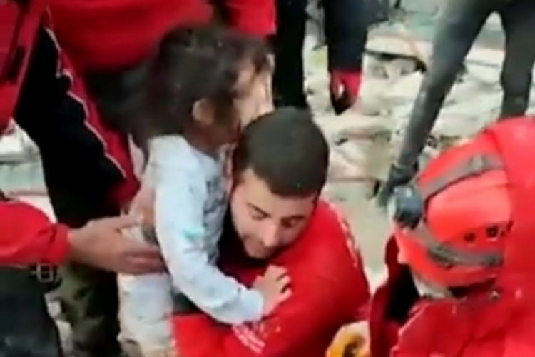 Enkazdan &ccedil;ıkarılan Naz'ın s&ouml;zleri y&uuml;rekleri burktu!